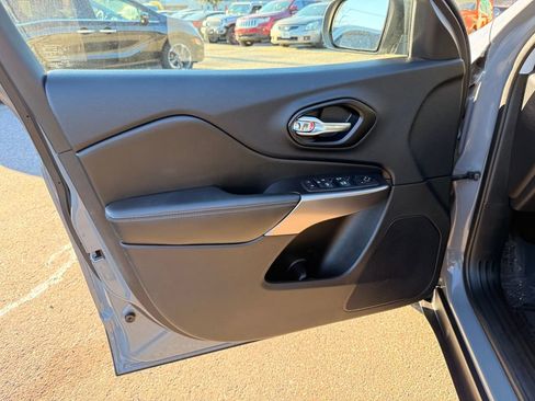 Used 2021 Jeep Cherokee Latitude Plus image 19