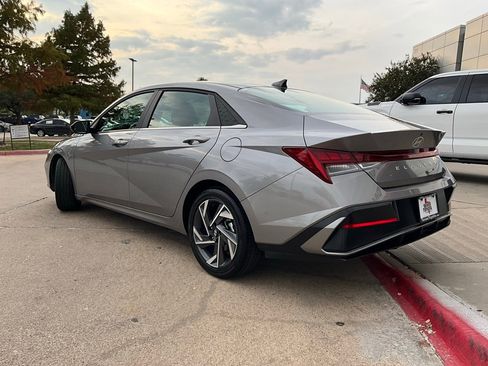 Used 2025 Hyundai Elantra SEL image 8