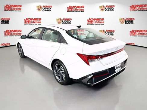 Certified 2025 Hyundai Elantra Limited FWD image 2