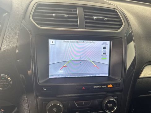 Used 2018 Ford Explorer XLT w/ Equipment Group 202A AWD/4WD image 9