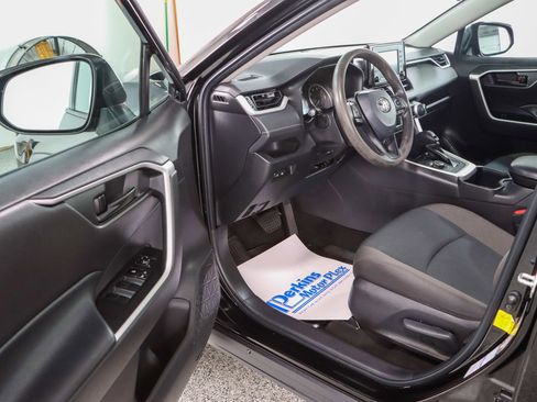 Used 2022 Toyota RAV4 LE AWD/4WD image 3