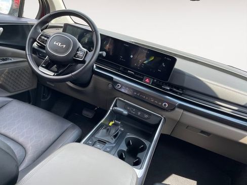 Used 2025 Kia Carnival FWD image 10