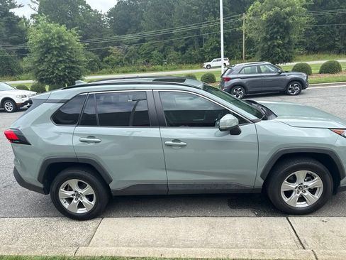 Used 2021 Toyota RAV4 XLE w/ Convenience Package FWD image 3