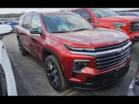 Used 2025 Chevrolet Traverse High Country image 2