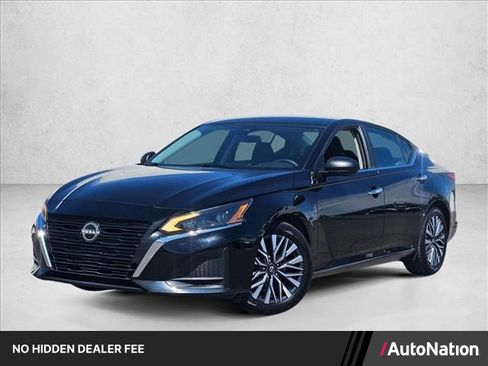 Used 2024 Nissan Altima 2.5 SV FWD image 1