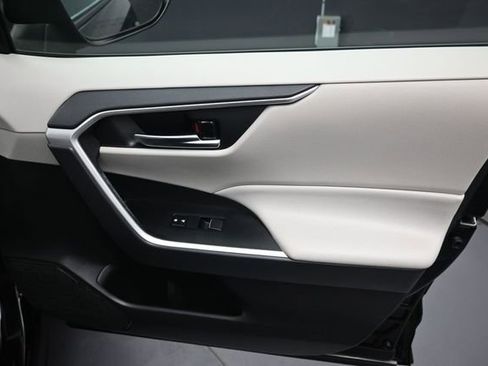 Used 2019 Toyota RAV4 XLE Premium w/ Cold Weather Package AWD/4WD image 32