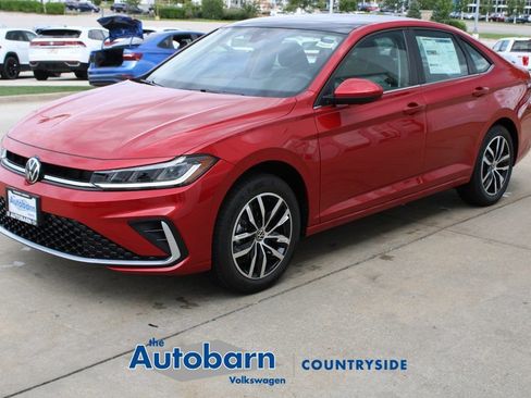 Used 2025 Volkswagen Jetta SE FWD image 3