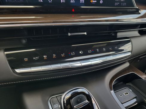 Certified 2024 Cadillac Escalade ESV Premium Luxury Platinum AWD/4WD image 25