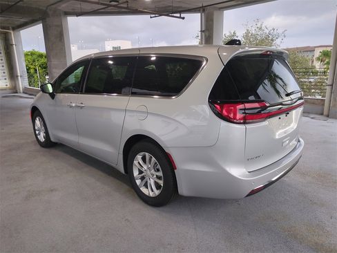 New 2026 Chrysler Pacifica Select image 7