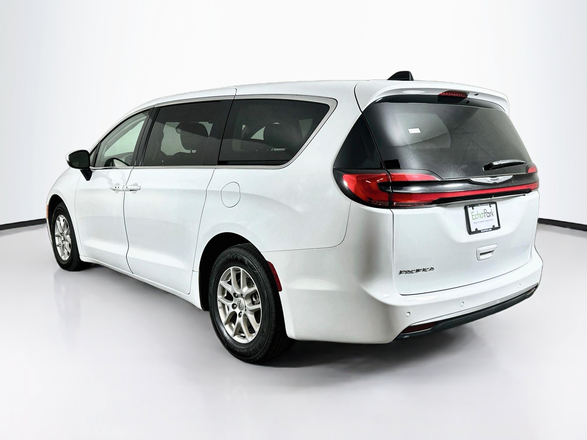 Used 2023 Chrysler Pacifica Touring-L FWD image 5