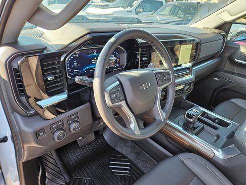Used 2025 Chevrolet Silverado 1500 LT Trail Boss w/ Convenience Package II AWD/4WD image 14