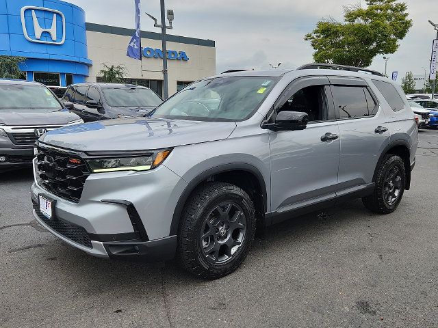 Used 2025 Honda Pilot TrailSport image 3
