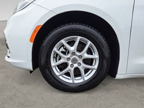 Used 2023 Chrysler Pacifica Touring-L FWD image 14
