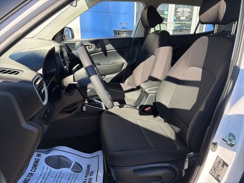 Certified 2025 Hyundai Venue SE image 12