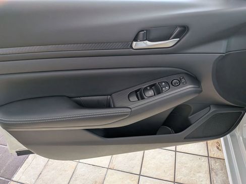 Used 2025 Nissan Altima 2.5 SV FWD image 14