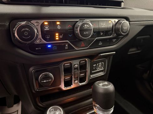 Used 2025 Jeep Wrangler Sahara image 22