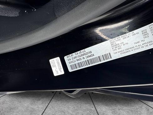 Used 2025 Chrysler Pacifica Limited FWD image 29