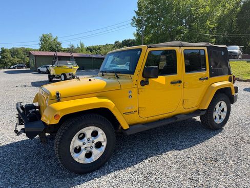 Used 2015 Jeep Wrangler Unlimited Sahara w/ Connectivity Group AWD/4WD image 4