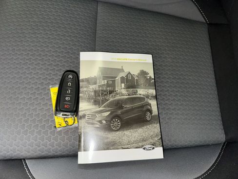 Used 2019 Ford Escape SE image 14