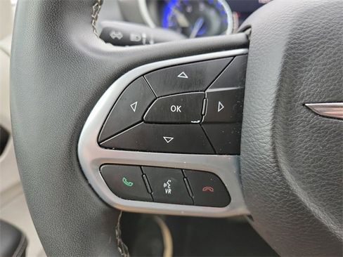 Used 2024 Chrysler Pacifica Touring-L image 27