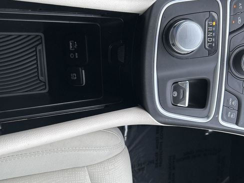 Used 2016 Chrysler 200 Limited FWD image 18