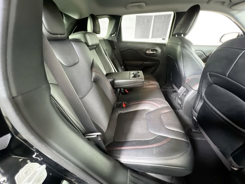 Used 2022 Jeep Cherokee Trailhawk image 25