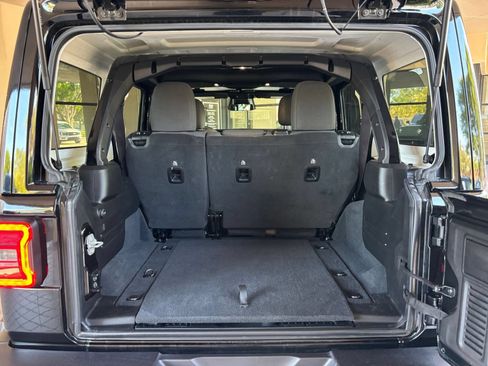 Used 2025 Jeep Wrangler Unlimited Sahara AWD/4WD image 31