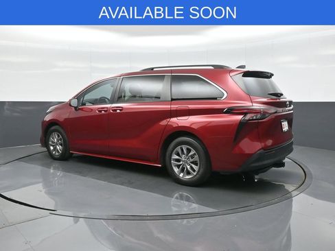 Used 2022 Toyota Sienna LE FWD image 5