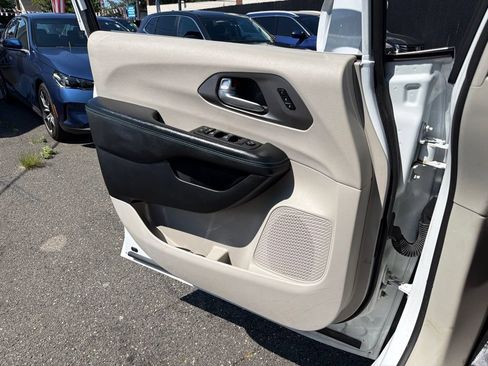 Used 2021 Chrysler Pacifica Touring-L w/ Uconnect Theater Family Group AWD/4WD image 25