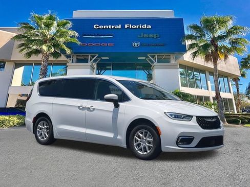 Used 2023 Chrysler Pacifica Touring-L FWD image 2