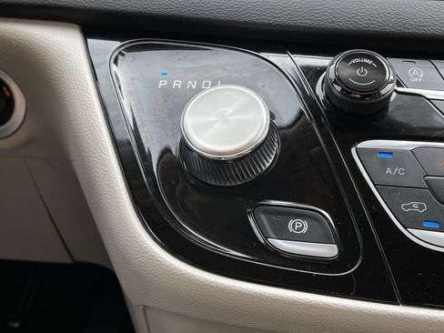 Used 2023 Chrysler Pacifica Touring-L FWD image 39