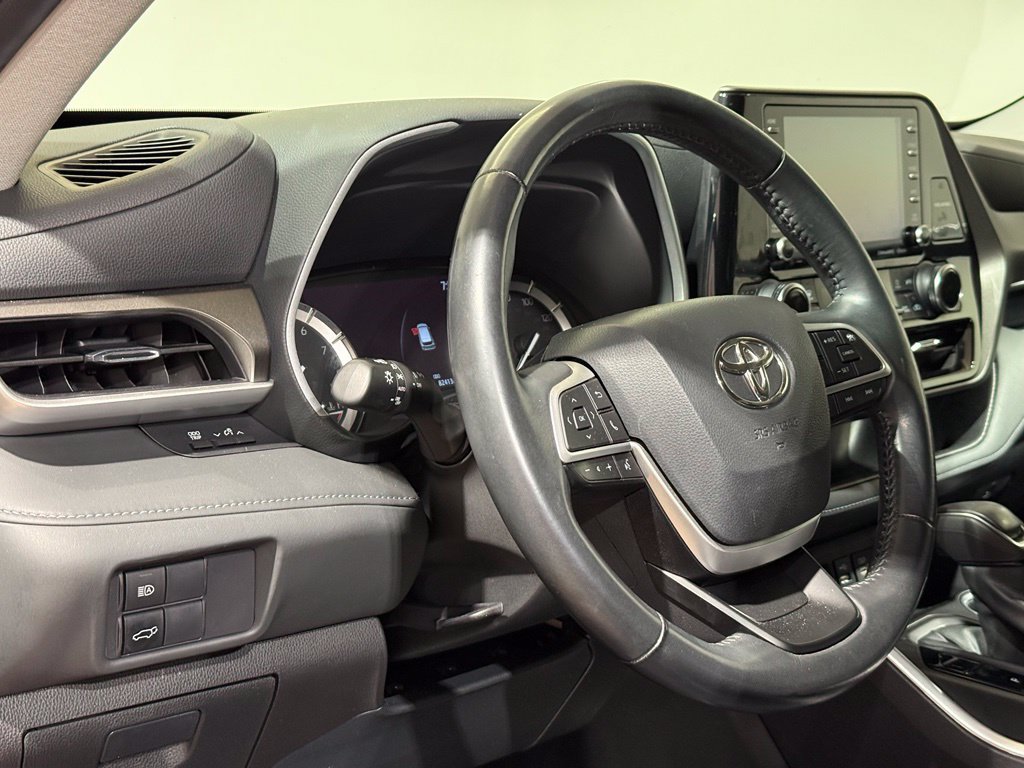 Used 2022 Toyota Highlander XLE AWD/4WD image 17