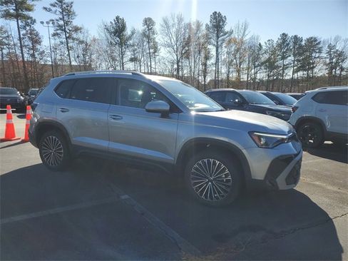 New 2026 Volkswagen Taos SE image 3