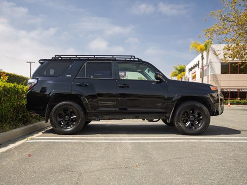 Used 2022 Toyota 4Runner SR5 AWD/4WD image 4