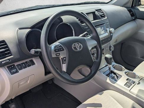 Used 2012 Toyota Highlander 4WD w/ Tech Pkg image 9