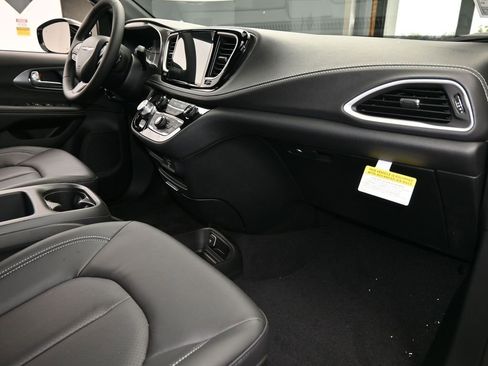 New 2026 Chrysler Pacifica Select image 44