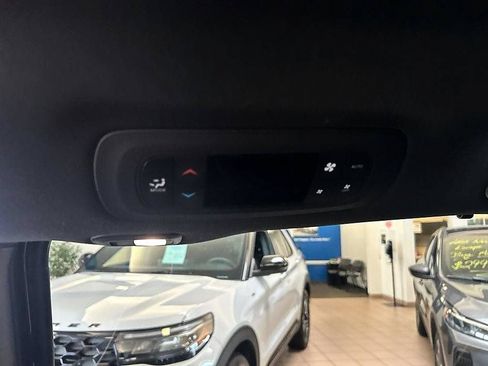 Used 2025 Chrysler Pacifica Limited FWD image 29