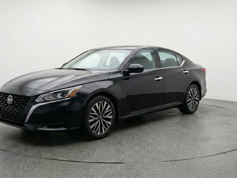 Used 2025 Nissan Altima 2.5 SV image 3