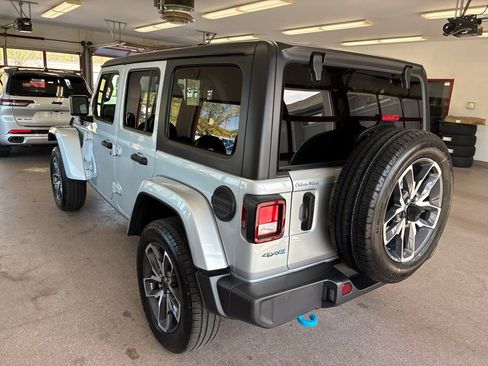 Used 2024 Jeep Wrangler Unlimited w/ Convenience Group AWD/4WD image 12