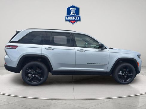 New 2025 Jeep Grand Cherokee Limited w/ Luxury Tech Group II AWD/4WD image 13