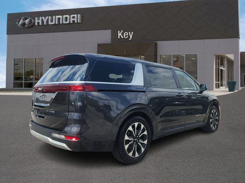 Used 2024 Kia Carnival EX FWD image 4