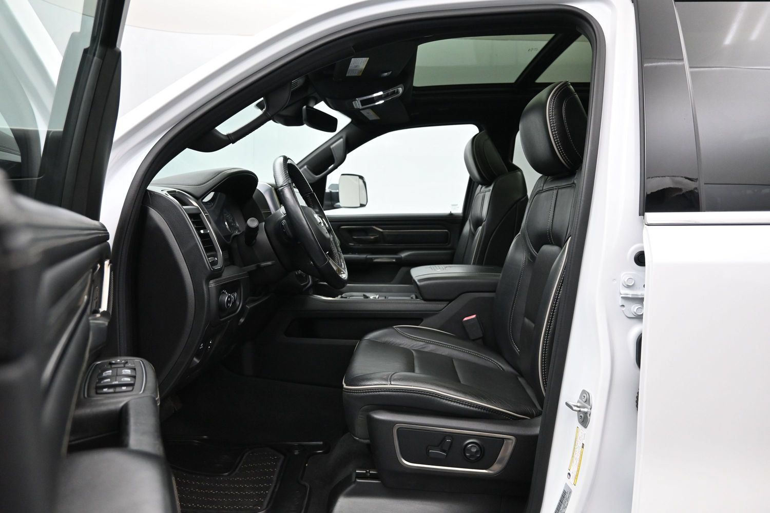 Used 2019 RAM 1500 Limited AWD/4WD image 9