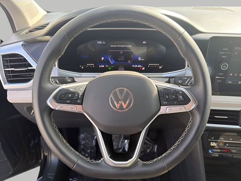 Used 2025 Volkswagen Taos SE AWD/4WD image 12
