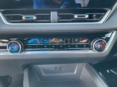 Used 2025 Chevrolet Equinox LT w/ Convenience Package II image 9