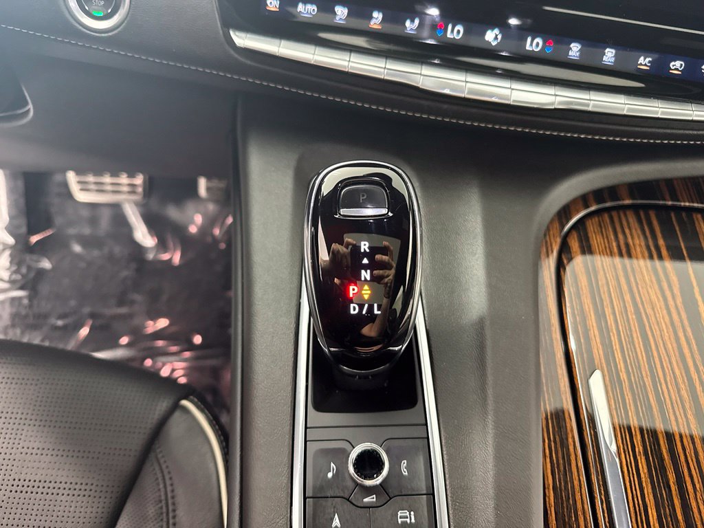 Used 2024 Cadillac Escalade ESV Premium Luxury AWD/4WD image 18