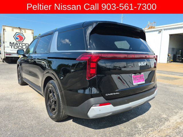 Used 2025 Kia Carnival FWD image 3