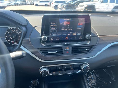 Used 2025 Nissan Altima 2.5 SV image 21