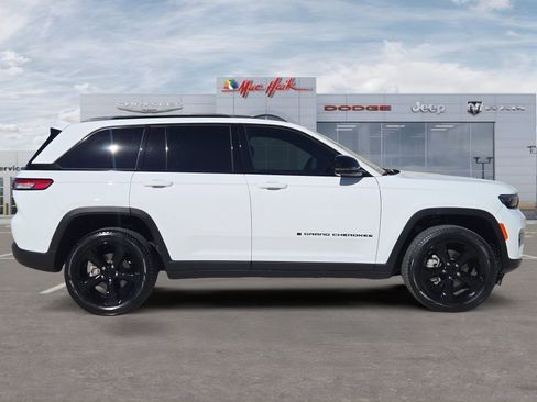 Used 2024 Jeep Grand Cherokee Limited w/ Black Appearance Package image 6