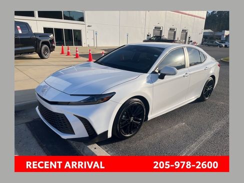 Used 2025 Toyota Camry SE image 1