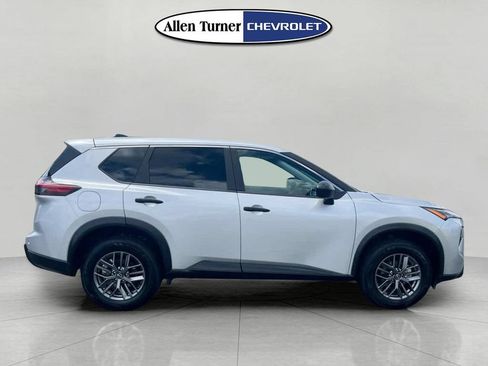 Used 2024 Nissan Rogue S AWD/4WD image 3